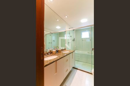 Apartamento à venda com 201m², 4 quartos e 3 vagas Apartamento à venda com 201m², 4 quartos e 3 vagasBanheiro da Suíte 3