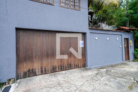 Casa à venda com 120m², 2 quartos e 2 vagas Casa à venda com 120m², 2 quartos e 2 vagasFachada
