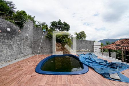 Casa à venda com 120m², 2 quartos e 2 vagas Casa à venda com 120m², 2 quartos e 2 vagasPiscina
