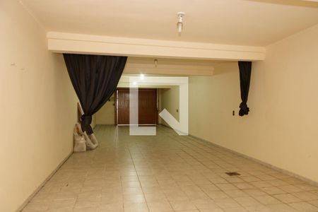 Casa à venda com 262m², 4 quartos e 5 vagas Casa à venda com 262m², 4 quartos e 5 vagasGaragem