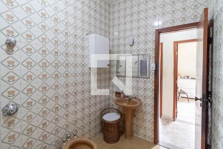 Casa à venda com 215m², 3 quartos e 3 vagas Casa à venda com 215m², 3 quartos e 3 vagasBanheiro social