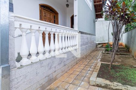 Casa à venda com 215m², 3 quartos e 3 vagas Casa à venda com 215m², 3 quartos e 3 vagasEntrada