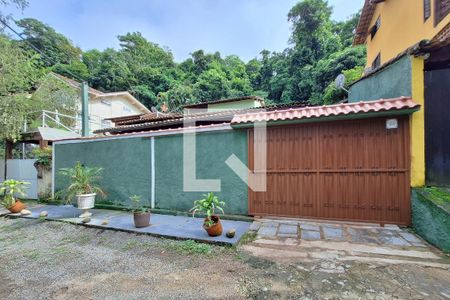 Casa à venda com 200m², 4 quartos e 2 vagas Casa à venda com 200m², 4 quartos e 2 vagasÁrea externa