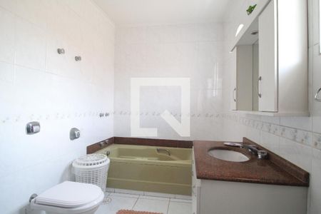 Casa à venda com 202m², 4 quartos e 5 vagasBanheiro da Suíte 1