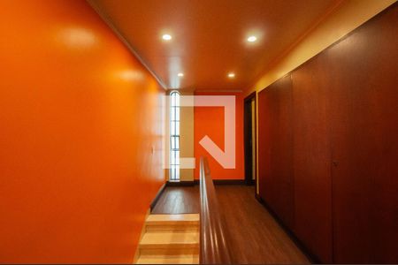 Casa à venda com 350m², 3 quartos e 2 vagas Casa à venda com 350m², 3 quartos e 2 vagasHall da escada