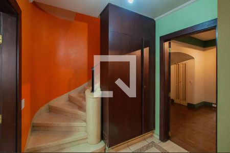 Casa à venda com 350m², 3 quartos e 2 vagas Casa à venda com 350m², 3 quartos e 2 vagasHall da escada