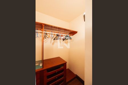 Casa à venda com 350m², 3 quartos e 2 vagas Casa à venda com 350m², 3 quartos e 2 vagasCloset da suíte