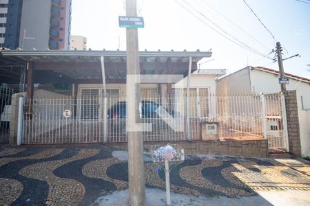 Casa à venda com 260m², 4 quartos e 3 vagasFachada