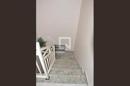 Casa para alugar com 250m², 3 quartos e 5 vagasEscada