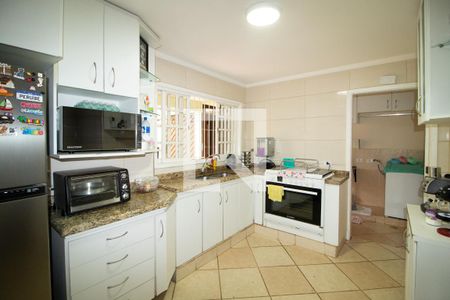 Casa à venda com 246m², 4 quartos e 6 vagas Casa à venda com 246m², 4 quartos e 6 vagasCozinha - Armários