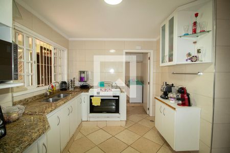 Casa à venda com 246m², 4 quartos e 6 vagas Casa à venda com 246m², 4 quartos e 6 vagasCozinha - Armários