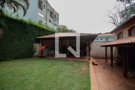 Casa à venda com 246m², 4 quartos e 6 vagas Casa à venda com 246m², 4 quartos e 6 vagasQuintal