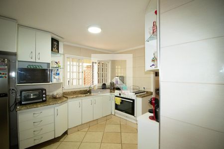 Casa à venda com 246m², 4 quartos e 6 vagas Casa à venda com 246m², 4 quartos e 6 vagasCozinha - Armários