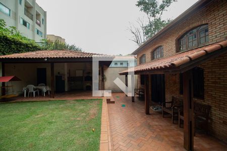 Casa à venda com 246m², 4 quartos e 6 vagas Casa à venda com 246m², 4 quartos e 6 vagasQuintal
