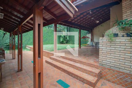 Casa à venda com 246m², 4 quartos e 6 vagas Casa à venda com 246m², 4 quartos e 6 vagasQuintal