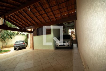 Casa à venda com 246m², 4 quartos e 6 vagas Casa à venda com 246m², 4 quartos e 6 vagasGaragem