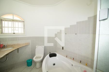 Casa à venda com 246m², 4 quartos e 6 vagas Casa à venda com 246m², 4 quartos e 6 vagasBanheiro da Suíte 2