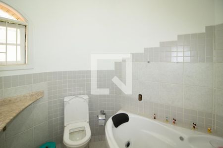 Casa à venda com 246m², 4 quartos e 6 vagas Casa à venda com 246m², 4 quartos e 6 vagasBanheiro da Suíte 2