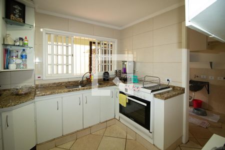 Casa à venda com 246m², 4 quartos e 6 vagas Casa à venda com 246m², 4 quartos e 6 vagasCozinha - Armários