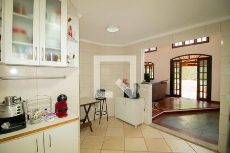 Casa à venda com 246m², 4 quartos e 6 vagas Casa à venda com 246m², 4 quartos e 6 vagasCozinha - Armários