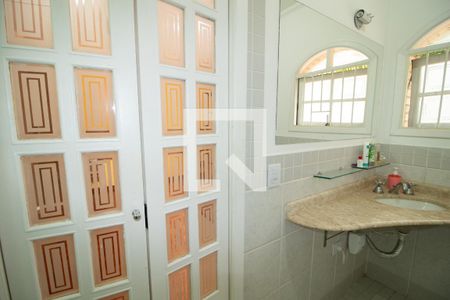 Casa à venda com 246m², 4 quartos e 6 vagas Casa à venda com 246m², 4 quartos e 6 vagasBanheiro da Suíte 2