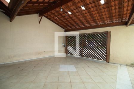 Casa à venda com 246m², 4 quartos e 6 vagas Casa à venda com 246m², 4 quartos e 6 vagasGaragem