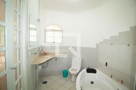 Casa à venda com 246m², 4 quartos e 6 vagas Casa à venda com 246m², 4 quartos e 6 vagasBanheiro da Suíte 2