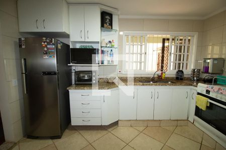 Casa à venda com 246m², 4 quartos e 6 vagas Casa à venda com 246m², 4 quartos e 6 vagasCozinha - Armários