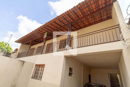 Casa à venda com 220m², 3 quartos e 3 vagas Casa à venda com 220m², 3 quartos e 3 vagasFachada