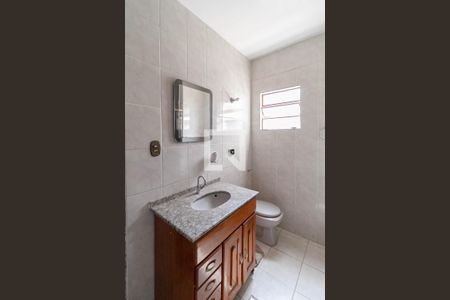 Casa à venda com 220m², 3 quartos e 3 vagas Casa à venda com 220m², 3 quartos e 3 vagasBanheiro social