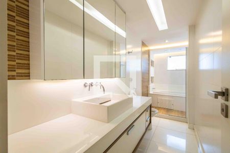 Casa de condomínio à venda com 1280m², 5 quartos e 2 vagas Casa de condomínio à venda com 1280m², 5 quartos e 2 vagasBanheiro da Suíte 1