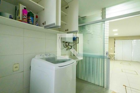 Casa de condomínio à venda com 1280m², 5 quartos e 2 vagas Casa de condomínio à venda com 1280m², 5 quartos e 2 vagasÁrea de Serviço