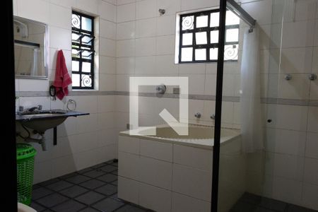 Casa de condomínio à venda com 315m², 4 quartos e 6 vagas Casa de condomínio à venda com 315m², 4 quartos e 6 vagasBanheiro 1