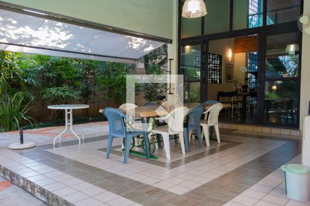 Casa de condomínio à venda com 315m², 4 quartos e 6 vagas Casa de condomínio à venda com 315m², 4 quartos e 6 vagasÁrea externa