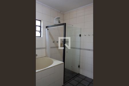 Casa de condomínio à venda com 315m², 4 quartos e 6 vagas Casa de condomínio à venda com 315m², 4 quartos e 6 vagasBanheiro 1