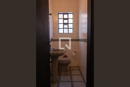 Casa de condomínio à venda com 315m², 4 quartos e 6 vagas Casa de condomínio à venda com 315m², 4 quartos e 6 vagasBanheiro 2