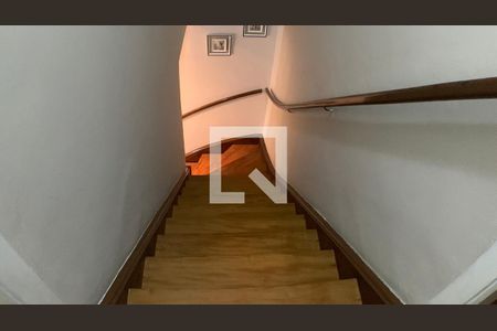 Casa para alugar com 180m², 3 quartos e 2 vagas Casa para alugar com 180m², 3 quartos e 2 vagasEscada