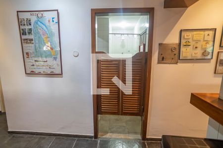 Casa à venda com 800m², 6 quartos e 3 vagas Casa à venda com 800m², 6 quartos e 3 vagassala de convivência banheiro