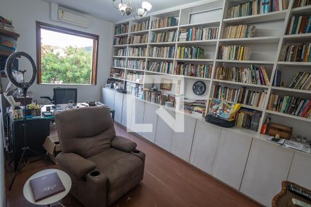 Casa à venda com 800m², 6 quartos e 3 vagas Casa à venda com 800m², 6 quartos e 3 vagasEscritório