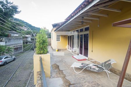 Casa à venda com 800m², 6 quartos e 3 vagas Casa à venda com 800m², 6 quartos e 3 vagasVaranda