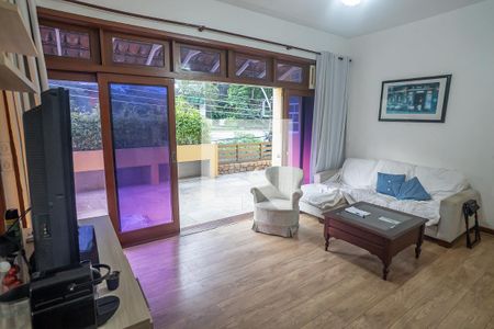 Casa à venda com 800m², 6 quartos e 3 vagas Casa à venda com 800m², 6 quartos e 3 vagassala