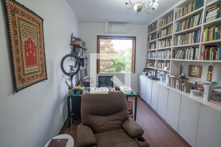 Casa à venda com 800m², 6 quartos e 3 vagas Casa à venda com 800m², 6 quartos e 3 vagasEscritório