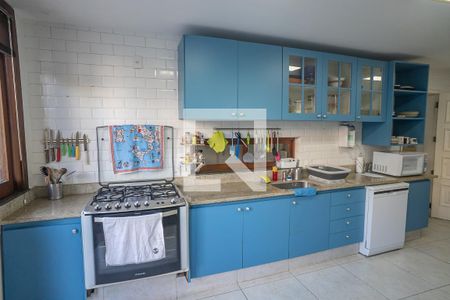 Casa à venda com 800m², 6 quartos e 3 vagas Casa à venda com 800m², 6 quartos e 3 vagascozinha