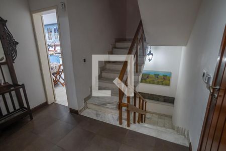 Casa à venda com 800m², 6 quartos e 3 vagas Casa à venda com 800m², 6 quartos e 3 vagasEscadas