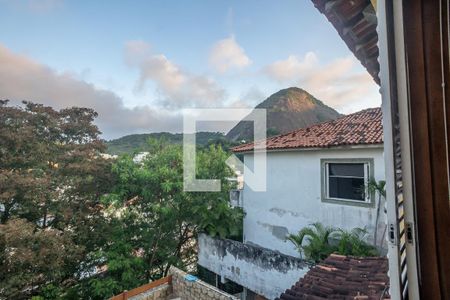 Casa à venda com 800m², 6 quartos e 3 vagas Casa à venda com 800m², 6 quartos e 3 vagasquarto vista da janela