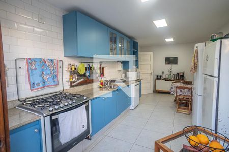 Casa à venda com 800m², 6 quartos e 3 vagas Casa à venda com 800m², 6 quartos e 3 vagascozinha