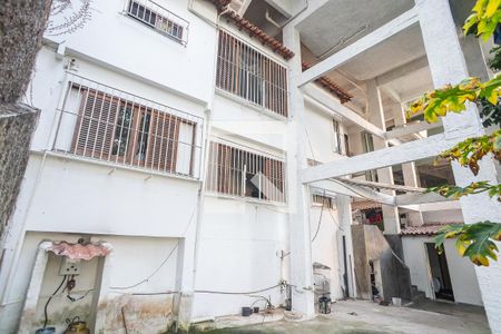 Casa à venda com 800m², 6 quartos e 3 vagas Casa à venda com 800m², 6 quartos e 3 vagasfundos