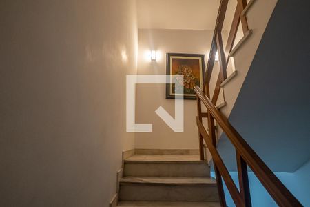 Casa à venda com 800m², 6 quartos e 3 vagas Casa à venda com 800m², 6 quartos e 3 vagasescadas para quartos principais