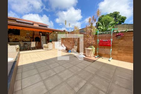 Casa à venda com 225m², 3 quartos e 3 vagas Casa à venda com 225m², 3 quartos e 3 vagasQuintal