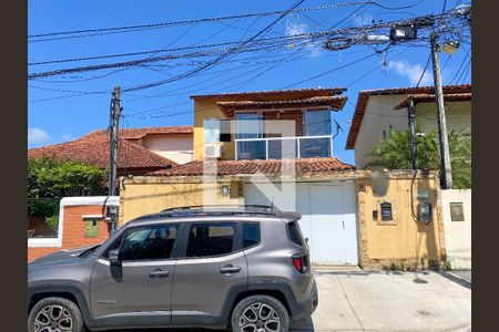 Casa à venda com 225m², 3 quartos e 3 vagas Casa à venda com 225m², 3 quartos e 3 vagasFachada